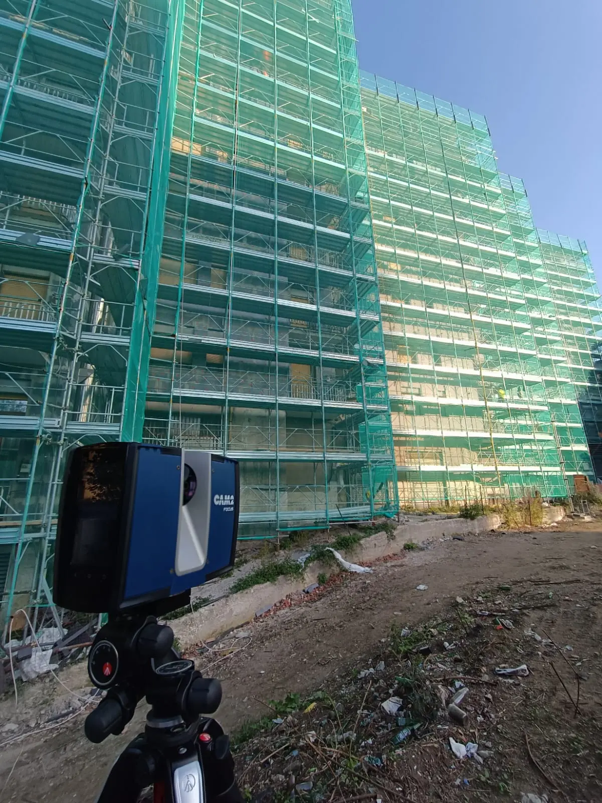 Laser scanner davanti a un ponteggio multipiano
